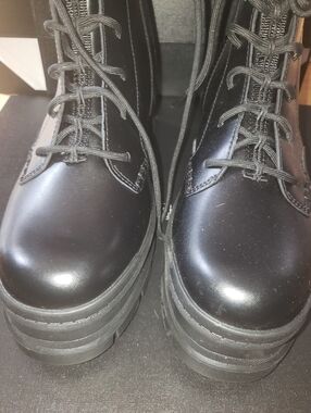 NWoB UGG black Leather Platform Combat Lace Up Zipper Side 80% Wool Lining Boots